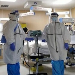 L'immagine mostra due operatori sanitari del Wuhan Asia General Hospital con il dispositivo medico G5®.